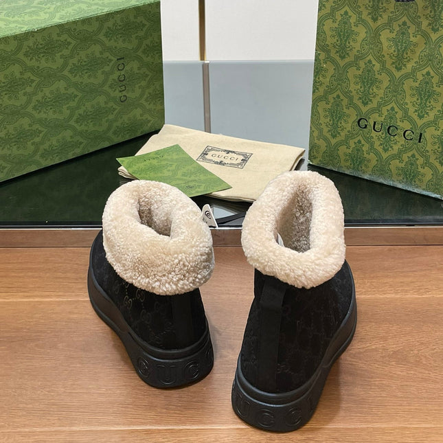 GG SNOW BOOTS IN BLACK EMBOSSED SUEDE AND BEIGE WOOL LINING