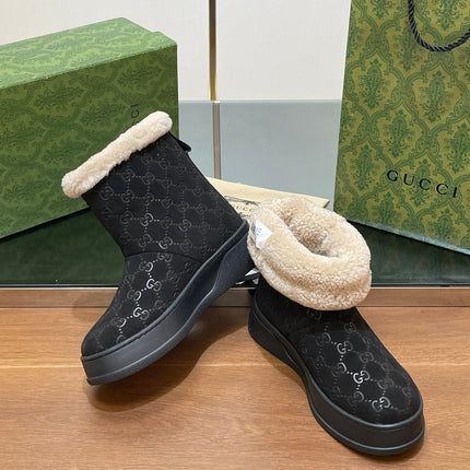 GG SNOW BOOTS IN BLACK EMBOSSED SUEDE AND BEIGE WOOL LINING