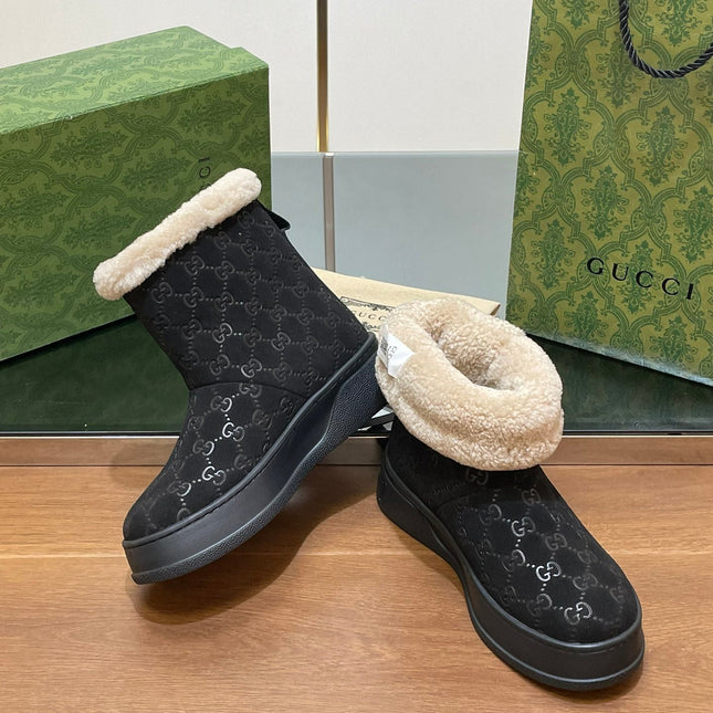 GG SNOW BOOTS IN BLACK EMBOSSED SUEDE AND BEIGE WOOL LINING
