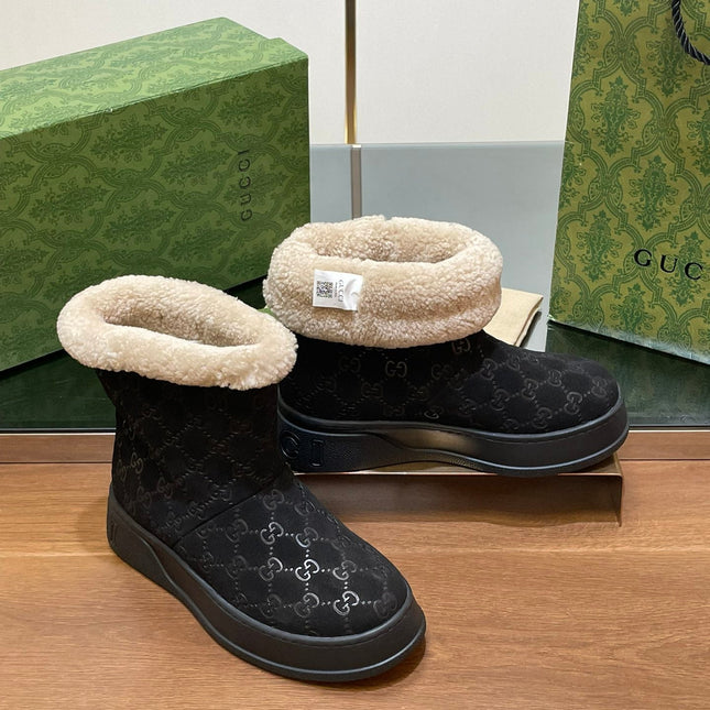 GG SNOW BOOTS IN BLACK EMBOSSED SUEDE AND BEIGE WOOL LINING