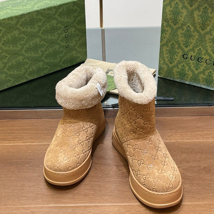 GG SNOW BOOTS IN CIDER BROWN EMBOSSED SUEDE AND BEIGE WOOL LINING