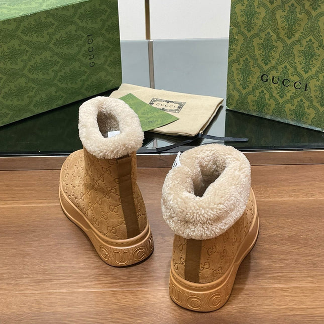 GG SNOW BOOTS IN CIDER BROWN EMBOSSED SUEDE AND BEIGE WOOL LINING