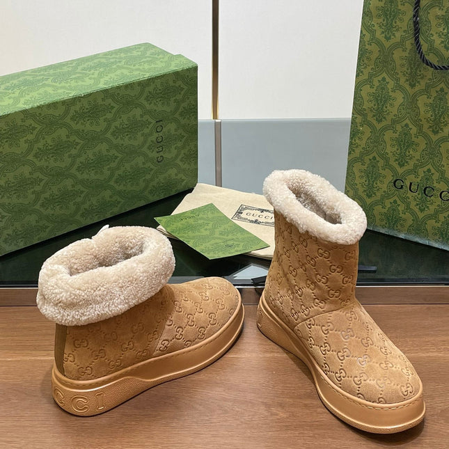 GG SNOW BOOTS IN CIDER BROWN EMBOSSED SUEDE AND BEIGE WOOL LINING