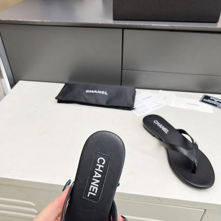 THONG SLIPPERS IN BLACK COWHIDE