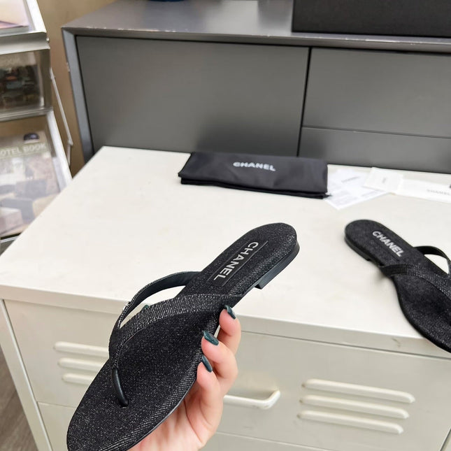 THONG SLIPPERS IN BLACK DENIM