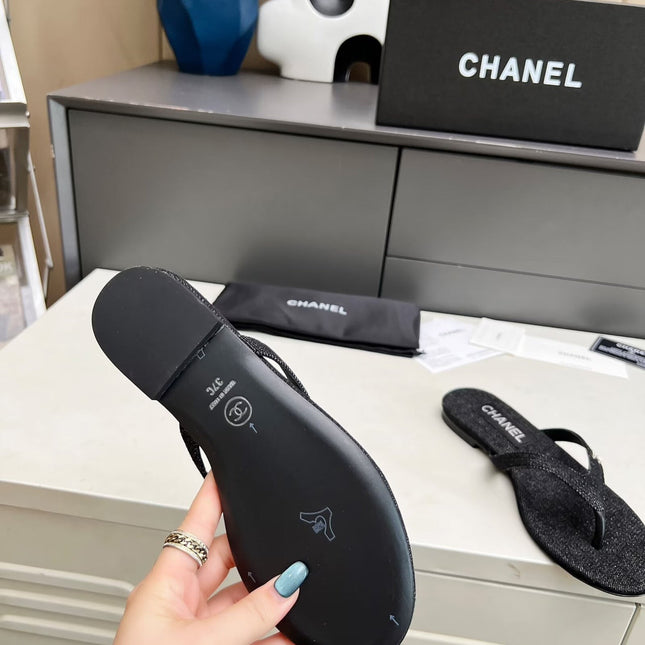 THONG SLIPPERS IN BLACK DENIM