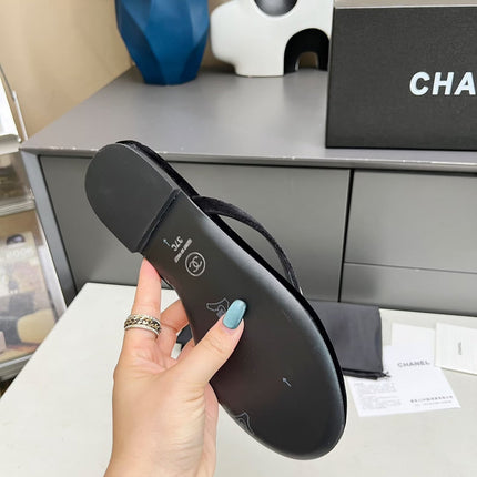 THONG SLIPPERS IN BLACK VELVET