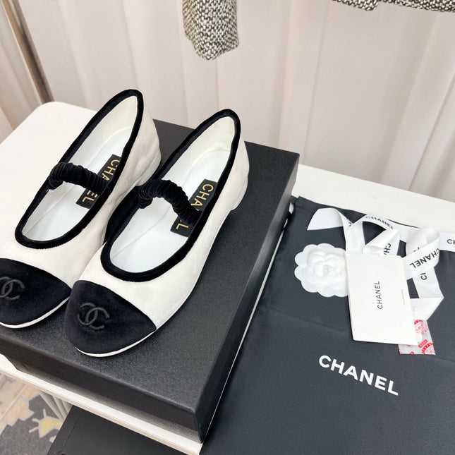 CC MARY JANE FLAT IN WHITE AND BLACK VELVET