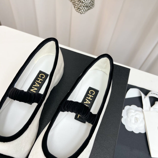 CC MARY JANE FLAT IN WHITE AND BLACK VELVET