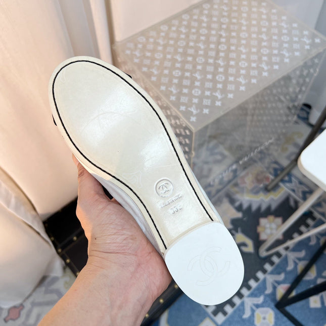 CC MARY JANE FLAT IN WHITE AND BLACK VELVET