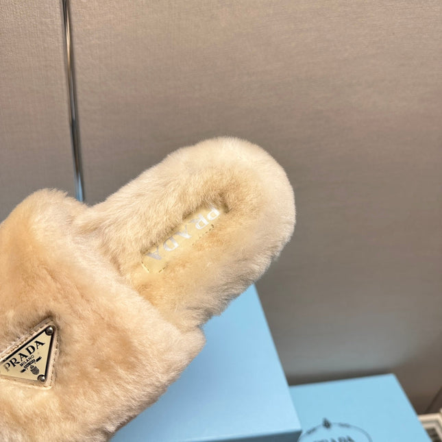 THICK-SOLED FUR SLIDES TUSCAN BEIGE WITH TRIANGLE LOGO