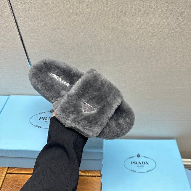 THICK-SOLED FUR SLIDES GRAY WITH TRIANGLE LOGO