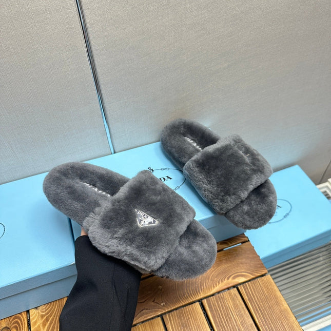 THICK-SOLED FUR SLIDES GRAY WITH TRIANGLE LOGO