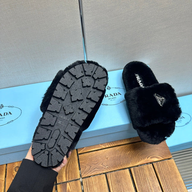 THICK-SOLED FUR SLIDES BLACK WITH TRIANGLE LOGO