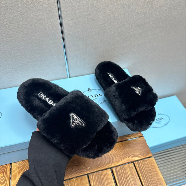 THICK-SOLED FUR SLIDES BLACK WITH TRIANGLE LOGO