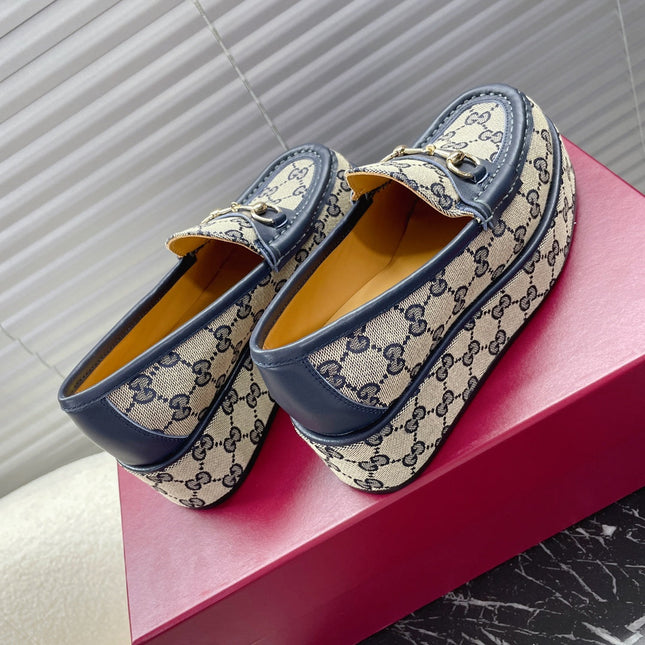HORSEBIT PLATFORM LOAFER IN TAN BEIGEMONOGRAM JACQUARD FABRIC AND NAVY BLUE CALFSKIN