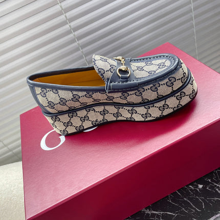 HORSEBIT PLATFORM LOAFER IN TAN BEIGEMONOGRAM JACQUARD FABRIC AND NAVY BLUE CALFSKIN