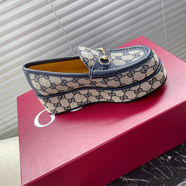 HORSEBIT PLATFORM LOAFER IN TAN BEIGEMONOGRAM JACQUARD FABRIC AND NAVY BLUE CALFSKIN