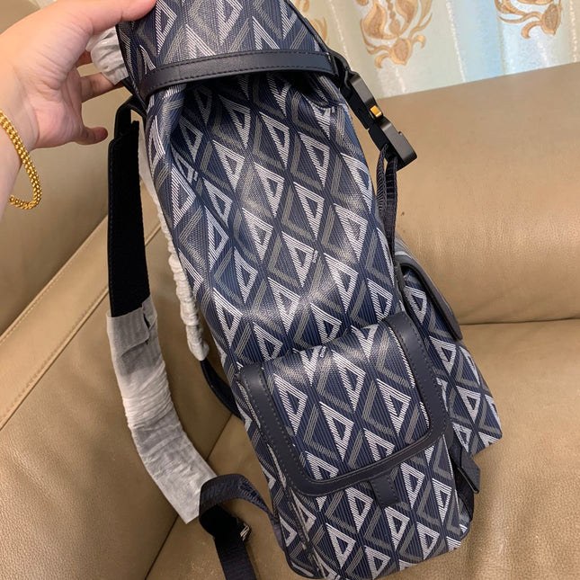 HIT THE ROAD BACKPACK WITH FLAP 51 IN WHITE AND BLUE TRIANGLE PATTERN FABRIC
