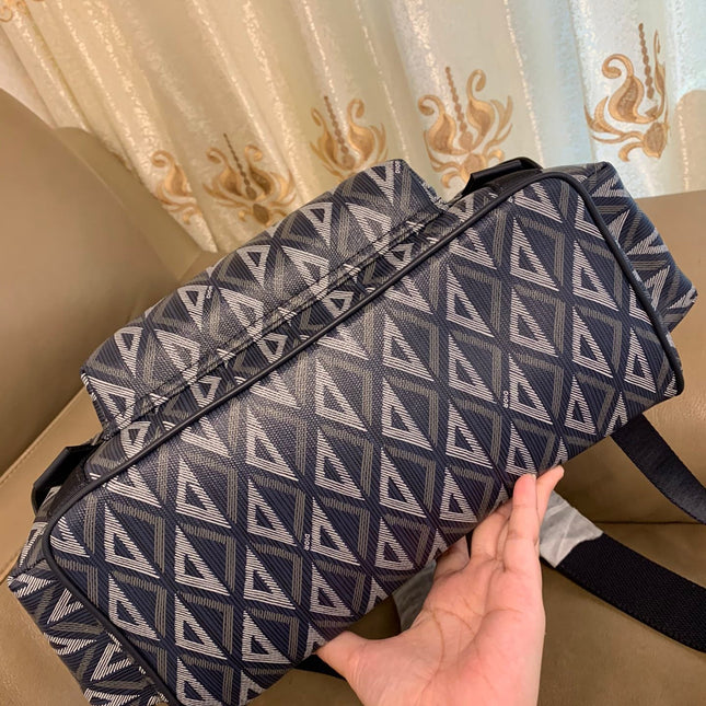 HIT THE ROAD BACKPACK WITH FLAP 51 IN WHITE AND BLUE TRIANGLE PATTERN FABRIC