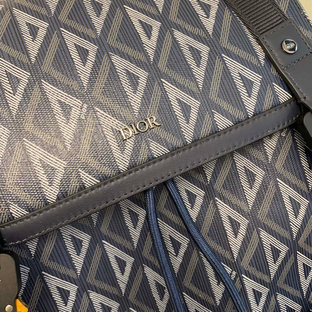 HIT THE ROAD BACKPACK WITH FLAP 51 IN WHITE AND BLUE TRIANGLE PATTERN FABRIC