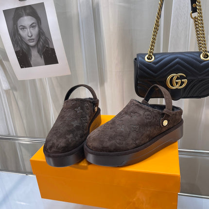 LV WOMEN'S COSY FLAT COMFORT CLOGS IN CHOCOLATE BROWN MONOGRAM SUEDE