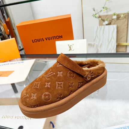 LV WOMEN'S COSY FLAT COMFORT CLOGS IN RUSSET BROWN MONOGRAM SUEDE
