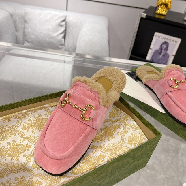 HORSEBIT MULE IN SALMON PINK SUEDE AND FLEECE LINING