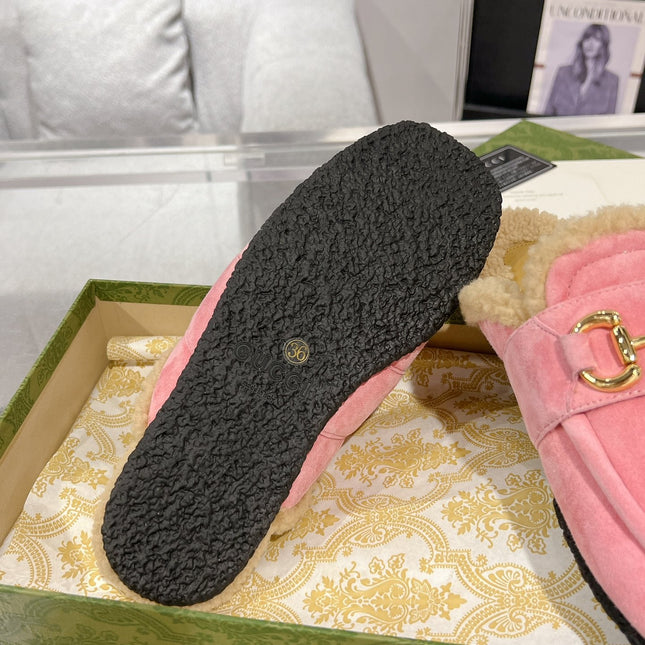 HORSEBIT MULE IN SALMON PINK SUEDE AND FLEECE LINING