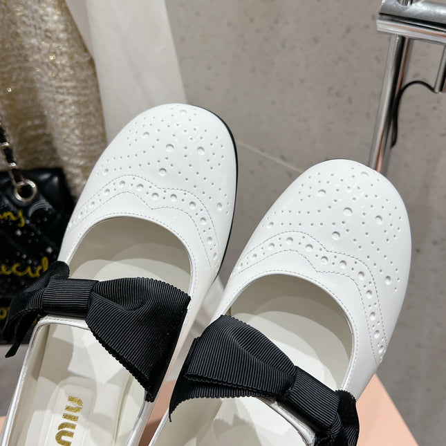 MARY JANE MID HEEL PUMPS IN WHITE PATENT LAMBSKIN WITH BOW