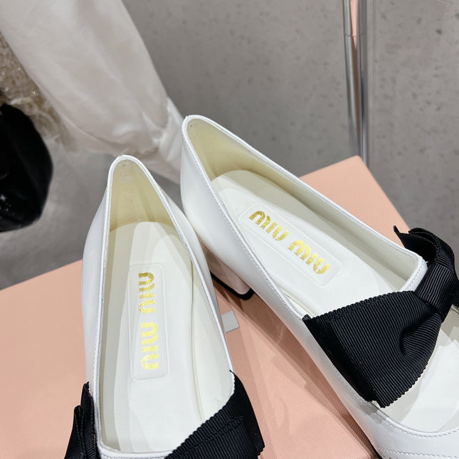 MARY JANE MID HEEL PUMPS IN WHITE PATENT LAMBSKIN WITH BOW