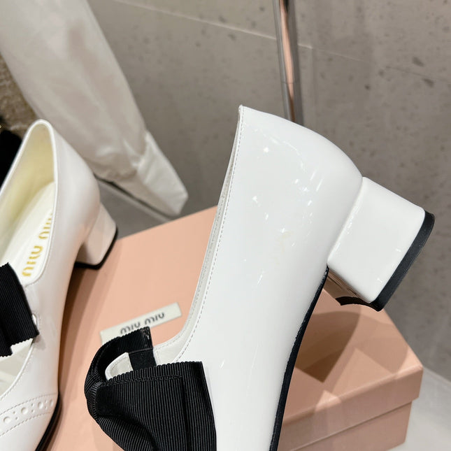 MARY JANE MID HEEL PUMPS IN WHITE PATENT LAMBSKIN WITH BOW