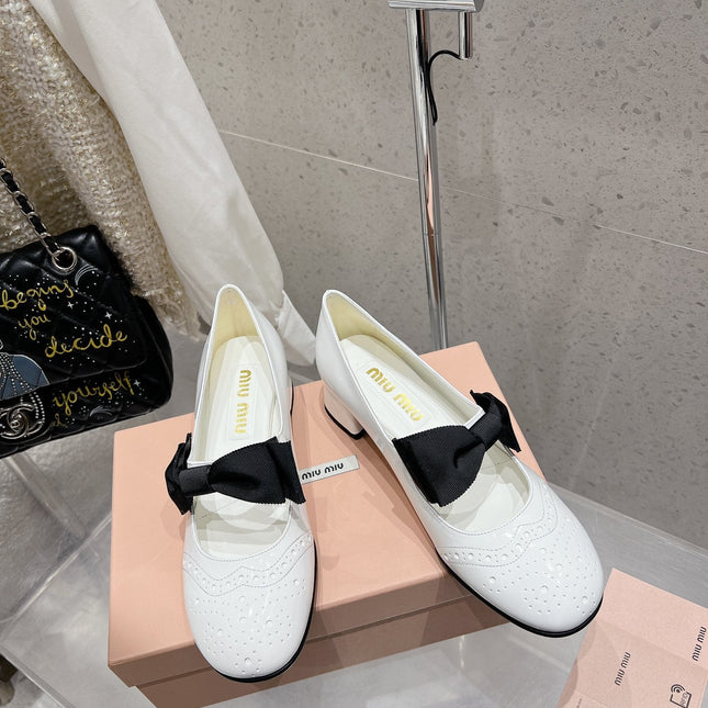 MARY JANE MID HEEL PUMPS IN WHITE PATENT LAMBSKIN WITH BOW