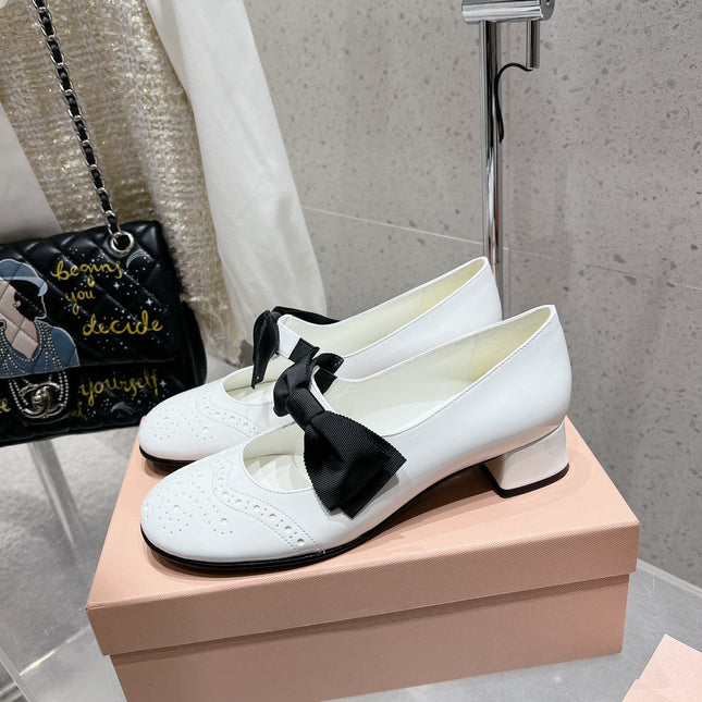 MARY JANE MID HEEL PUMPS IN WHITE PATENT LAMBSKIN WITH BOW