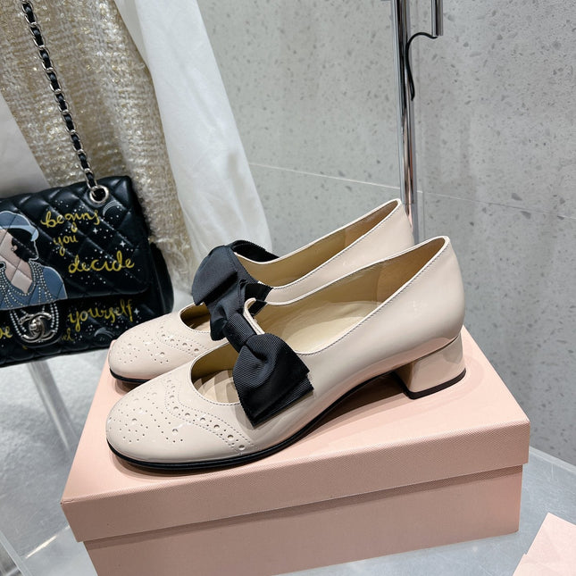 MARY JANE MID HEEL PUMPS IN BEIGE PATENT LAMBSKIN WITH BOW