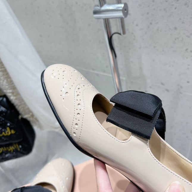 MARY JANE MID HEEL PUMPS IN BEIGE PATENT LAMBSKIN WITH BOW