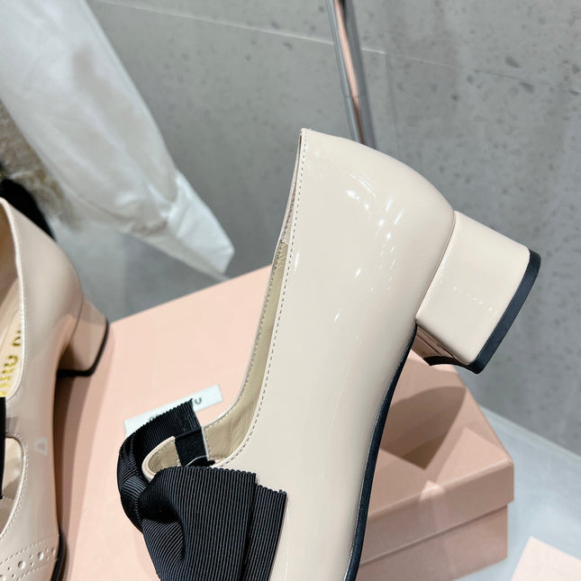 MARY JANE MID HEEL PUMPS IN BEIGE PATENT LAMBSKIN WITH BOW