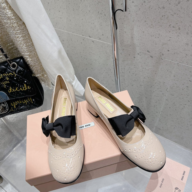 MARY JANE MID HEEL PUMPS IN BEIGE PATENT LAMBSKIN WITH BOW