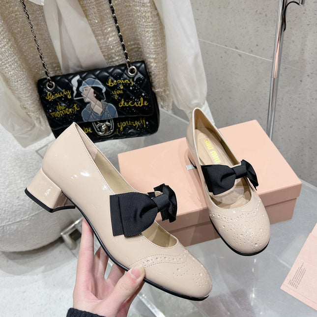 MARY JANE MID HEEL PUMPS IN BEIGE PATENT LAMBSKIN WITH BOW