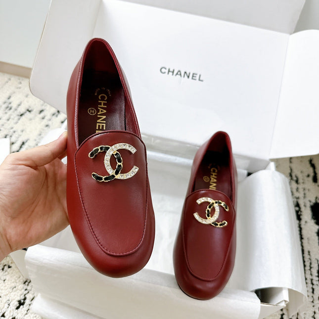 LOAFERS IN RED CALFSKIN HARDWARE WITH ROCK MIX CHAIN