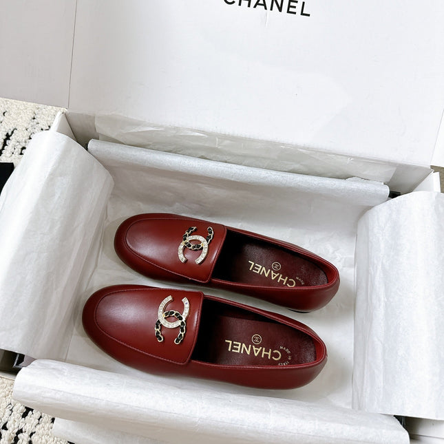 LOAFERS IN RED CALFSKIN HARDWARE WITH ROCK MIX CHAIN