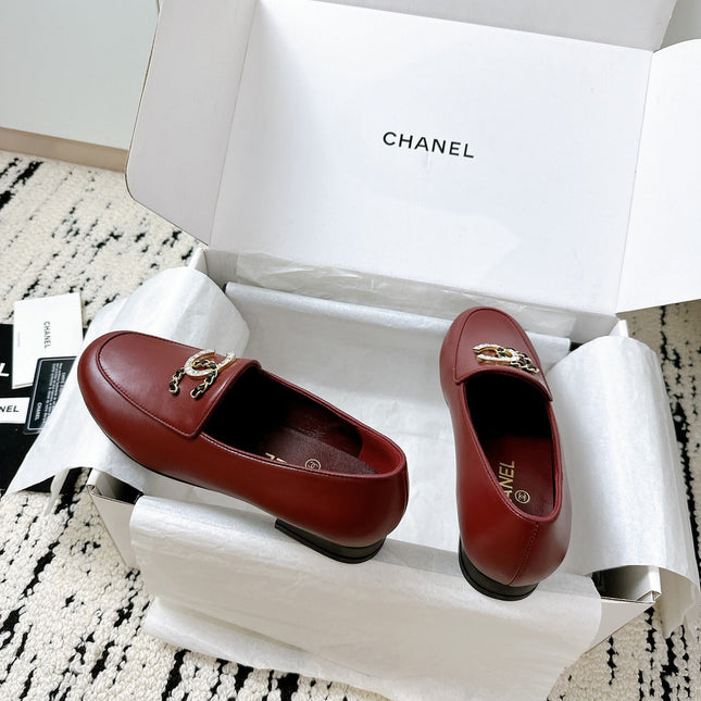 LOAFERS IN RED CALFSKIN HARDWARE WITH ROCK MIX CHAIN