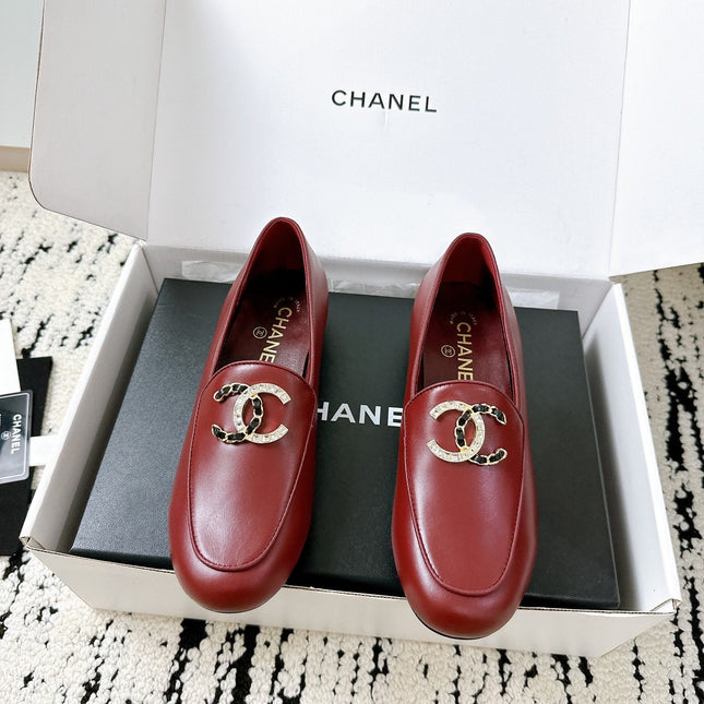 LOAFERS IN RED CALFSKIN HARDWARE WITH ROCK MIX CHAIN