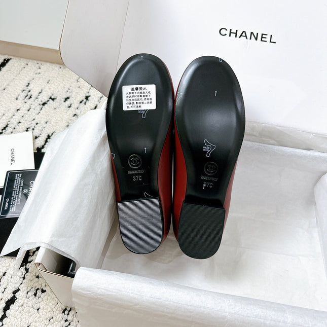 LOAFERS IN RED CALFSKIN HARDWARE WITH ROCK MIX CHAIN