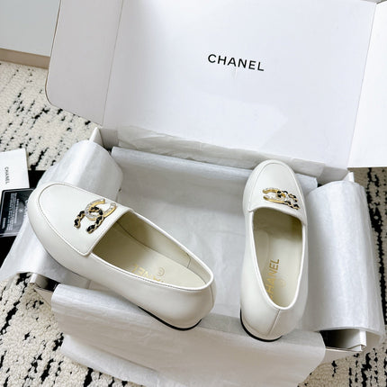 LOAFERS IN WHITE CALFSKIN HARDWARE WITH ROCK MIX CHAIN