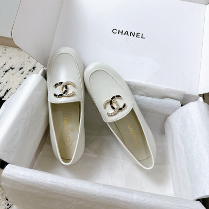 LOAFERS IN WHITE CALFSKIN HARDWARE WITH ROCK MIX CHAIN