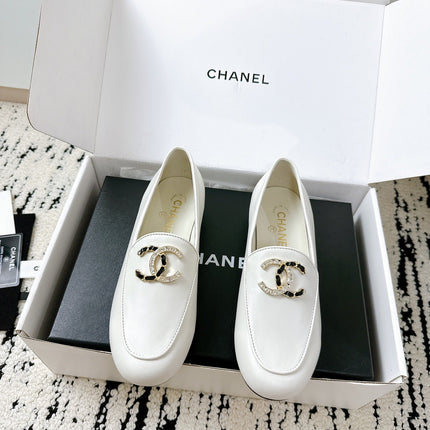 LOAFERS IN WHITE CALFSKIN HARDWARE WITH ROCK MIX CHAIN