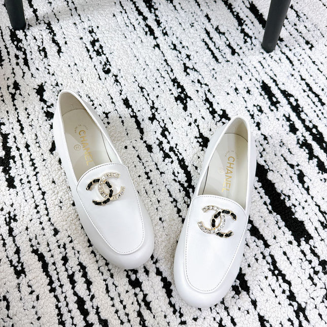 LOAFERS IN WHITE CALFSKIN HARDWARE WITH ROCK MIX CHAIN