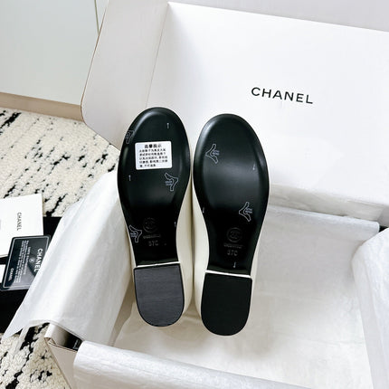 LOAFERS IN WHITE CALFSKIN HARDWARE WITH ROCK MIX CHAIN