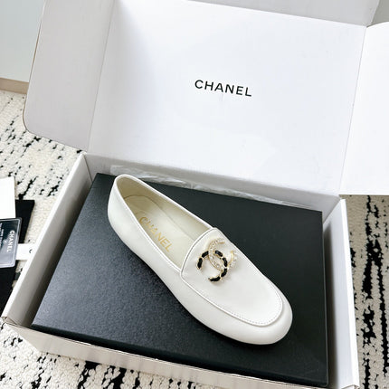 LOAFERS IN WHITE CALFSKIN HARDWARE WITH ROCK MIX CHAIN